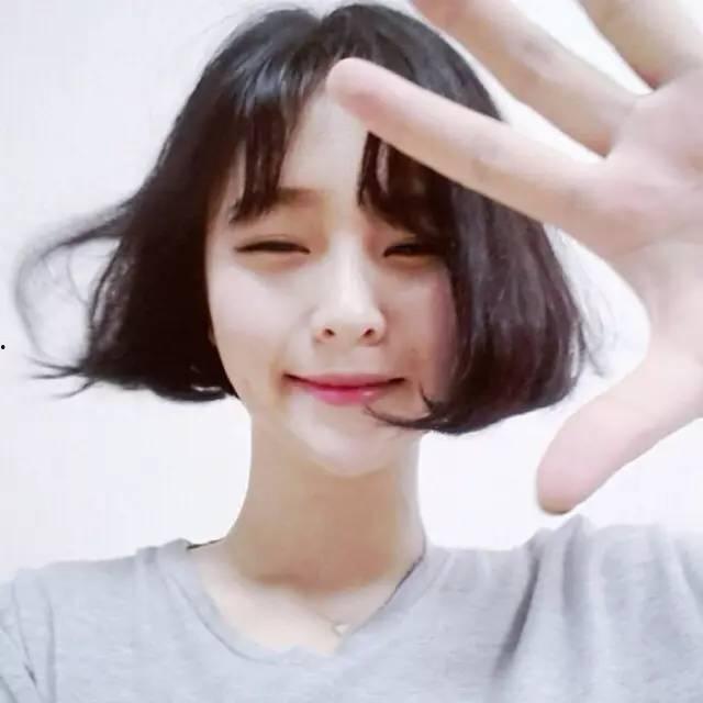 网红短发女孩吃瓜图片,萌态十足引网友热议